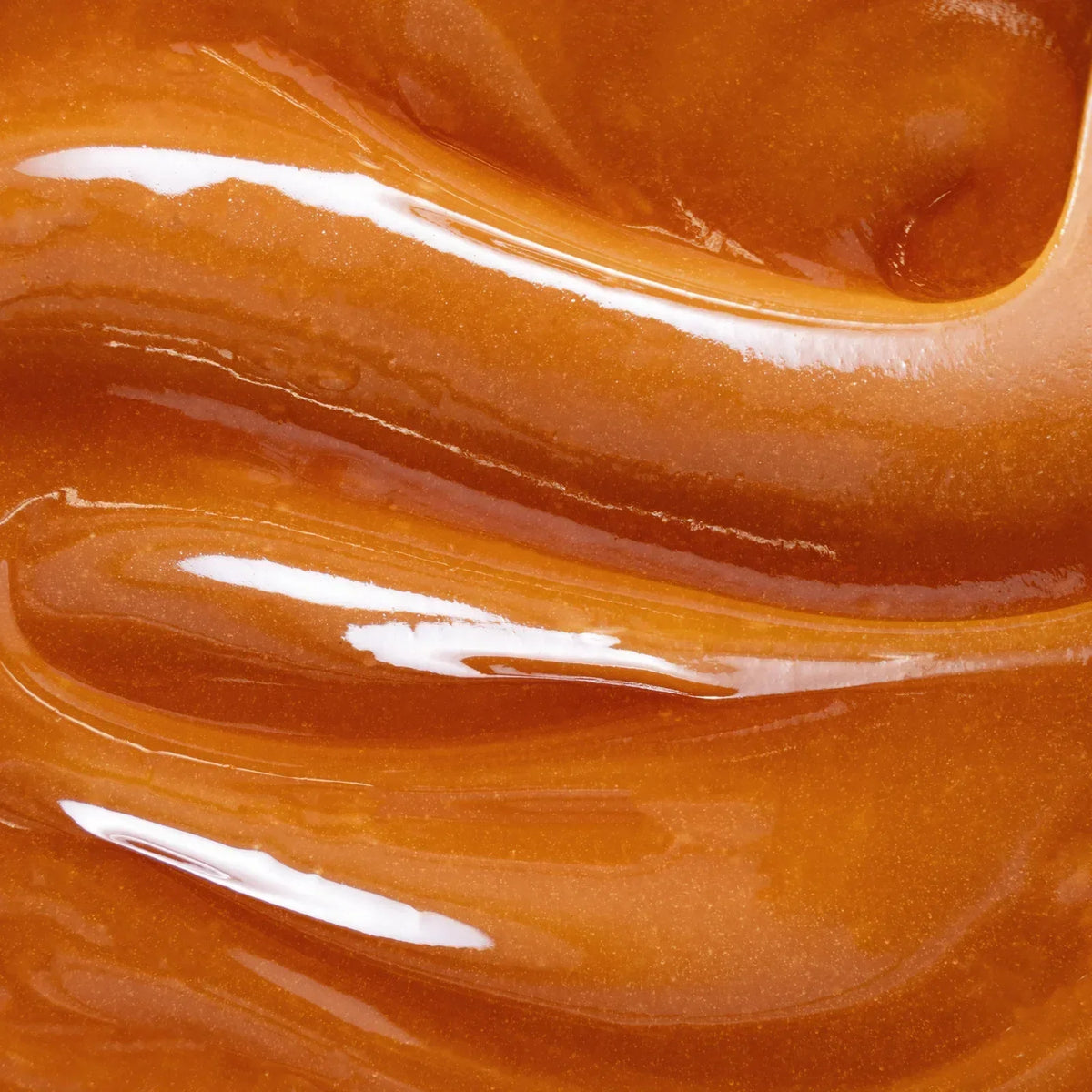 Nahaufnahme von glänzendem orangefarbenem Nagellack mit weißen Streifen und Highlights auf gewölbter Nageloberfläche.