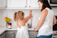 Mutter und Tochter kochen gemeinsam in der Küche – Manuka Honig UMF™ 10+ als Familienhonig