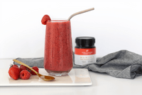 Roter Beeren-Smoothie mit Manuka Honig UMF™ 15+ MGO 514+ – gesundes Frühstücksgetränk