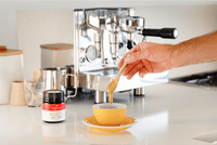 Manuka Honig UMF™ 15+ MGO 514+ – Lifestyle-Produktaufnahme mit Glas und Holzlöffel
