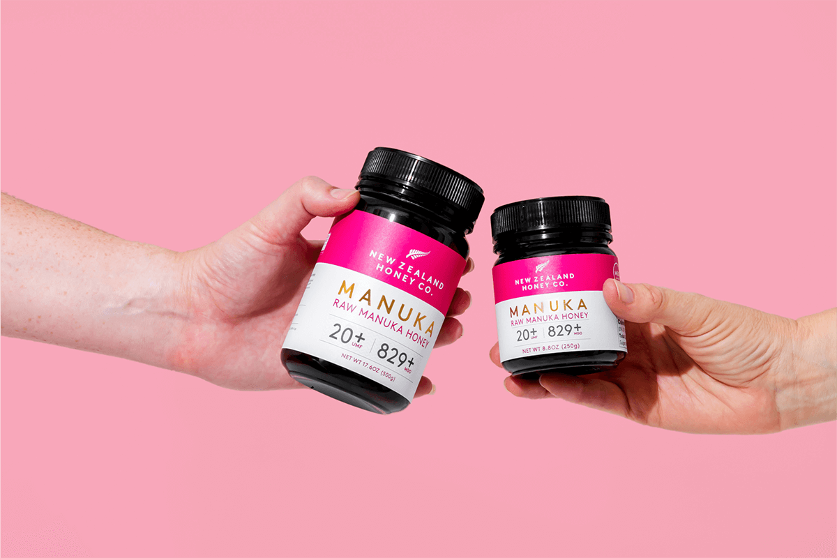 Manuka Honig UMF™ 20+ MGO 829+ Glas mit gelber Blume auf weißem Hintergrund – Produktstudio