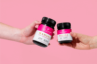 Manuka Honig UMF™ 20+ MGO 829+ Glas mit gelber Blume auf weißem Hintergrund – Produktstudio