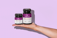 Manuka Honig UMF™ 24+ MGO 1122+ Glas mit Holz-Honiglöffel – Produktfoto auf hellem Untergrund