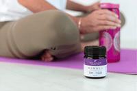 Lächelnder Mann beim Spaziergang im Freien – aktiver Lifestyle mit Manuka Honig UMF™ 24+