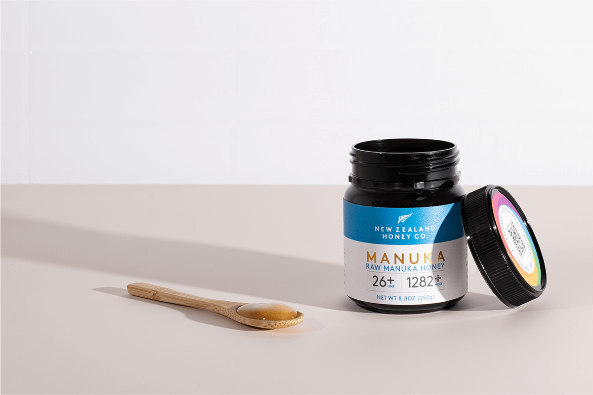 Lächelnder Mann beim Spaziergang – aktiver Lifestyle mit Manuka Honig UMF™ 26+ MGO 1282+