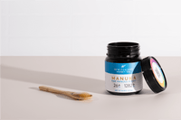 Lächelnder Mann beim Spaziergang – aktiver Lifestyle mit Manuka Honig UMF™ 26+ MGO 1282+
