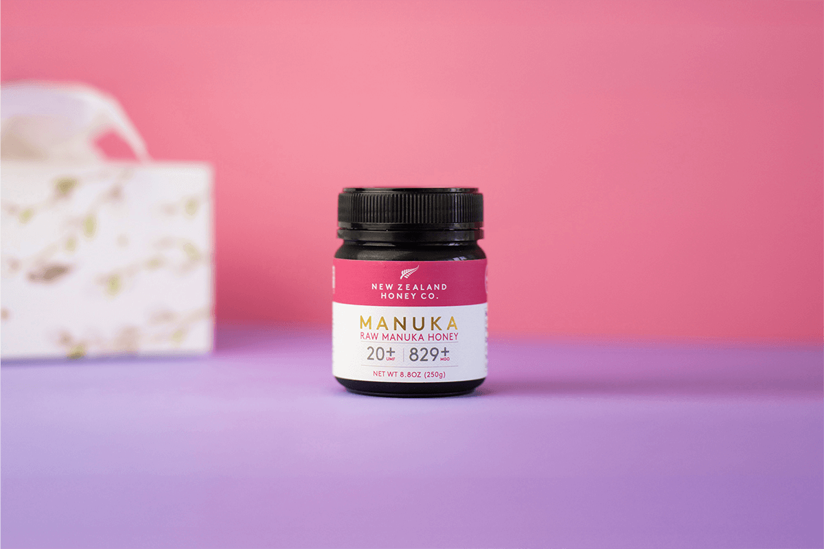 Manuka Honig UMF™ 20+ MGO 829+ – Lifestyle-Produktfoto mit Glas auf hellem Hintergrund