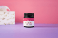 Manuka Honig UMF™ 20+ MGO 829+ – Lifestyle-Produktfoto mit Glas auf hellem Hintergrund