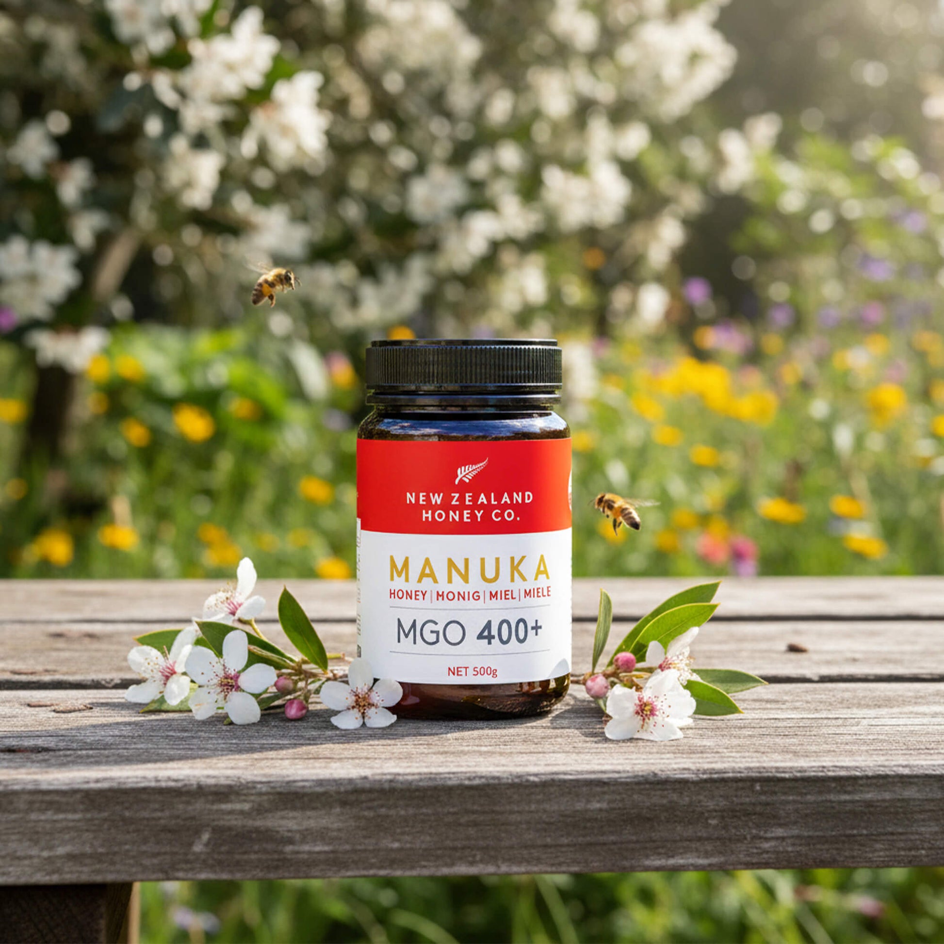 Manuka Honig MGO 400+ – Lifestyle-Aufnahme mit Produktglas und natürlicher Umgebung