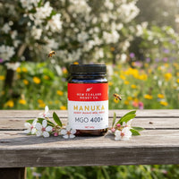 Manuka Honig MGO 400+ – Lifestyle-Aufnahme mit Produktglas und natürlicher Umgebung