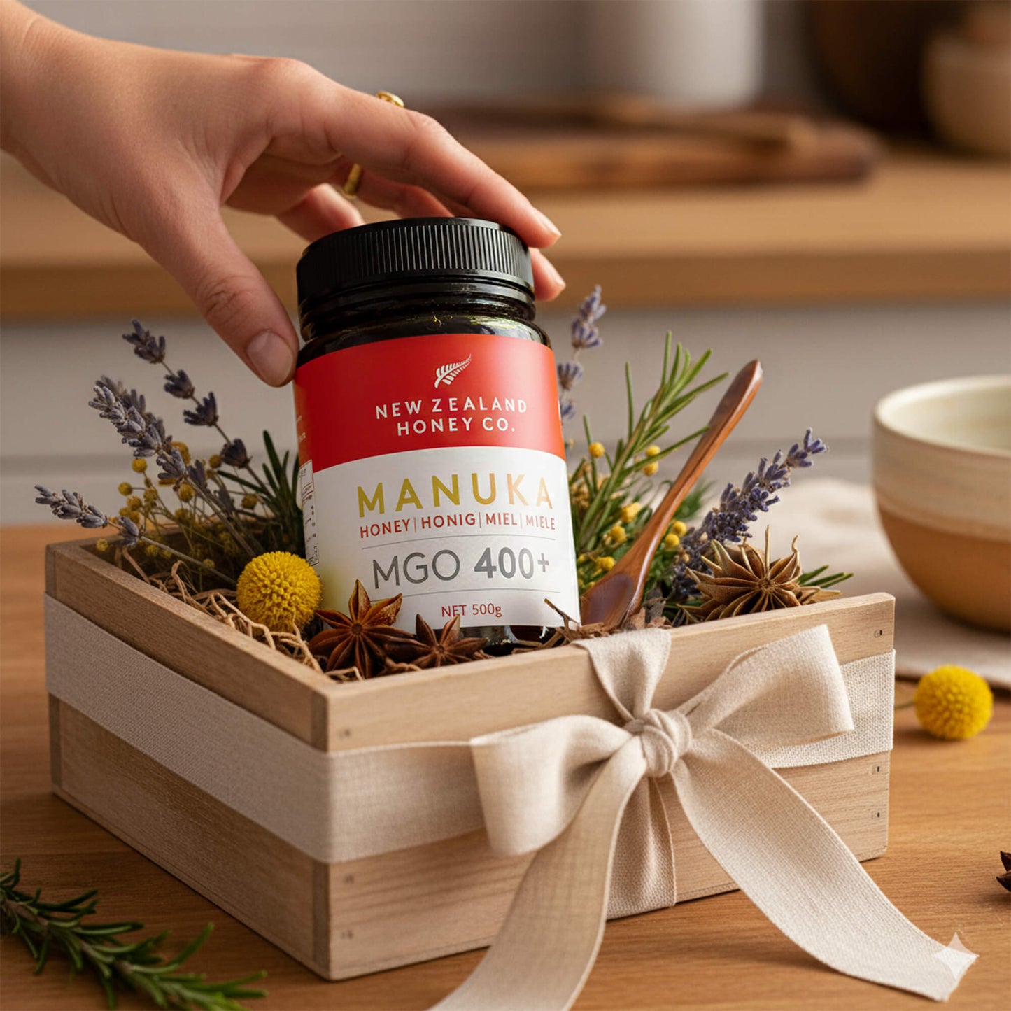 Manuka Honig MGO 400+ als Geschenk in Holzbox mit Schleife, Lavendel und Holzlöffel