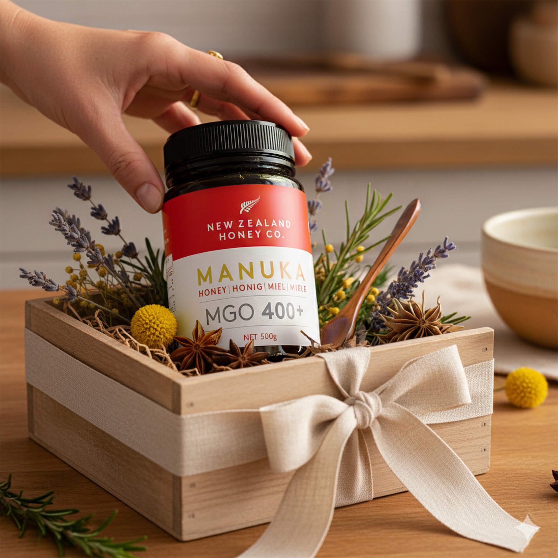 Manuka Honig MGO 400+ als Geschenk in Holzbox mit Schleife, Lavendel und Holzlöffel